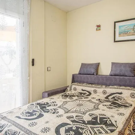 Front In Apartment *